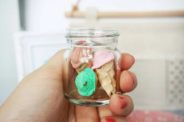 Balçıktan yapılmış cam şişedeki minyatür dondurma.