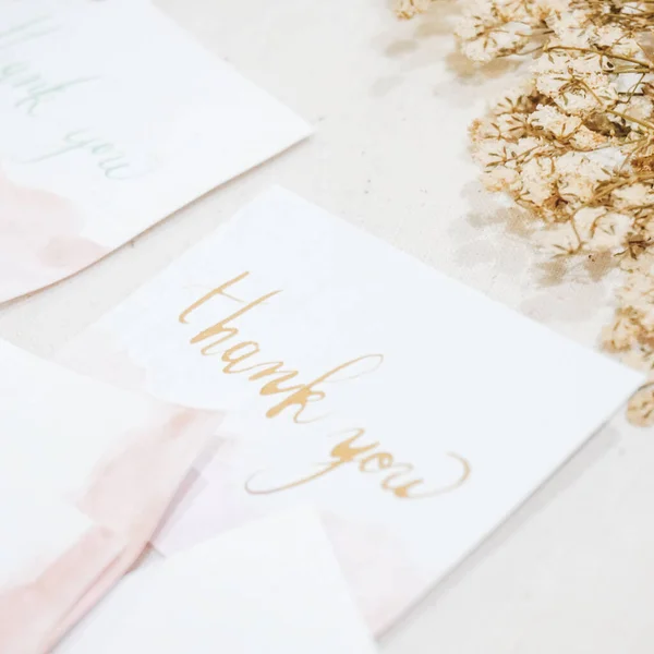 Beyaz bir zarfı bir mektupla kapat.