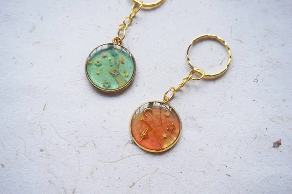 Zincirli klasik mücevherler.