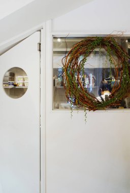 Tavanda kurşun ışık var.