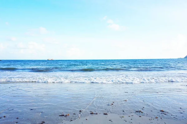 boş beyaz kumlu plaj ve mavi deniz