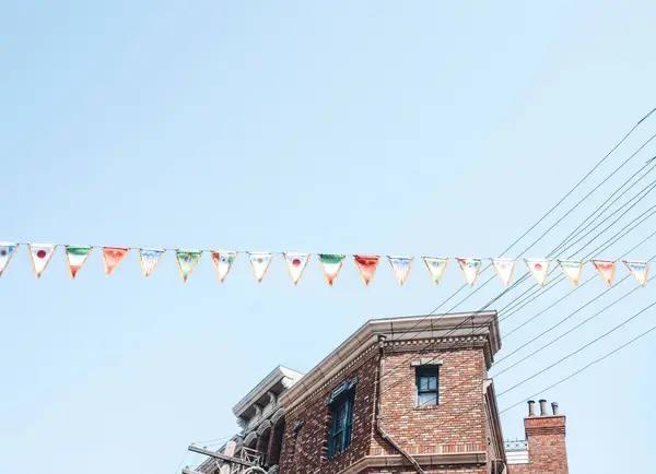 Mavi gökyüzü olan eski bina