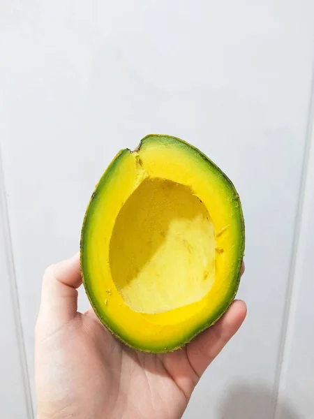 Hand Holding Slice Avocado White Background — Stock Photo, Image