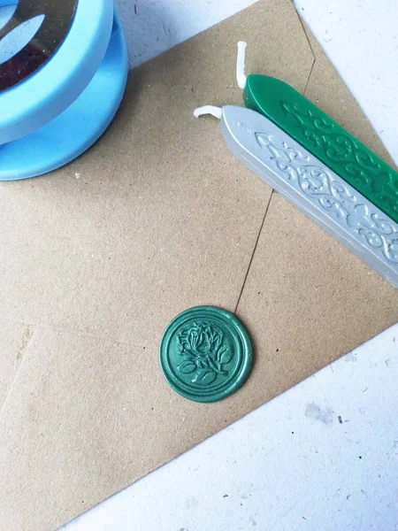 Eski harita üzerinde balmumu mühür ve balmumu mühür olan eski bir mektup.