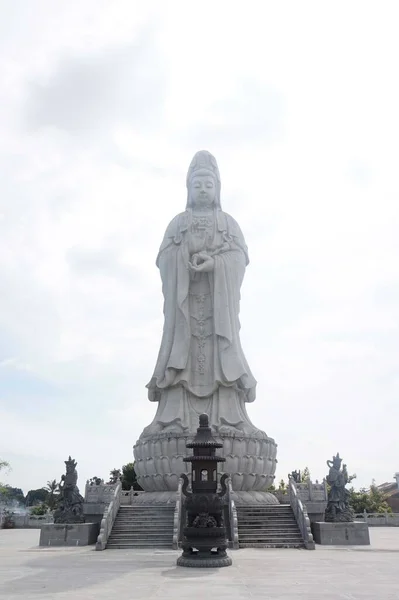 观音雕像 慈悲女神 座落在印度尼西亚的Pematang Siantar 高22 是东南亚最高的观音雕像 — 图库照片