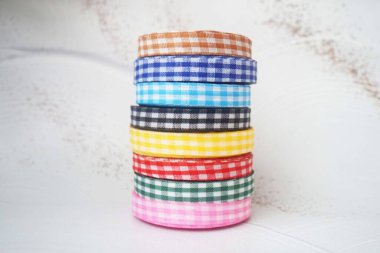 Gri mermer bir arka planda renkli kurdeleler. El yapımı el yapımı kurdele.