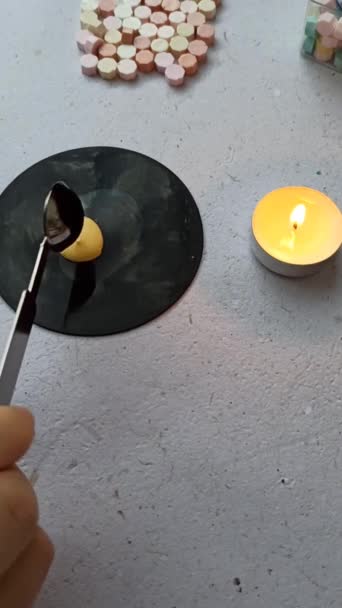 用蜡珠和蜡印制作蜡质硬币的工艺 — 图库视频影像