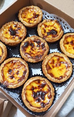 Masadaki karton kutuda yumurtalı tart. Üst görünüm