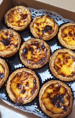 Masadaki karton kutuda yumurtalı tart. Üst görünüm