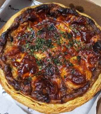 Karton bir kutunun içindeki Amerikan tavuklu turtasını kapat.