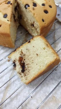 Mutfaktaki soğutucunun üzerinde çikolata parçacıklı dilimlenmiş pasta.