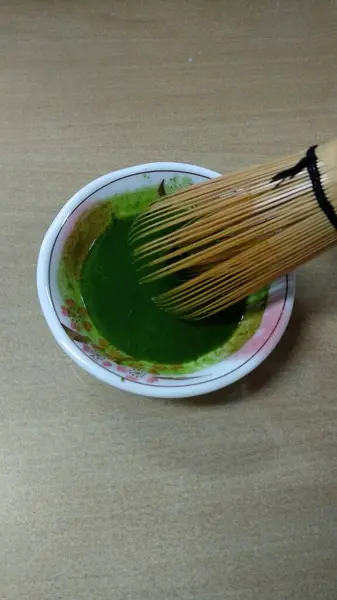 Matcha Chá Verde Uma Tigela Com Batedor Bambu Close — Fotografia de Stock
