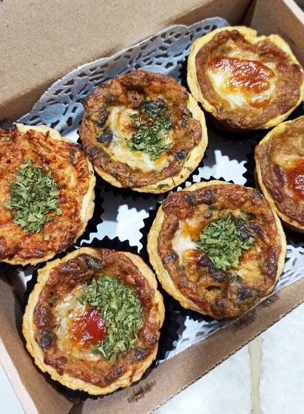 Masadaki Karton Kutuda Yumurtalı Tart Üst Görünüm — Stok fotoğraf