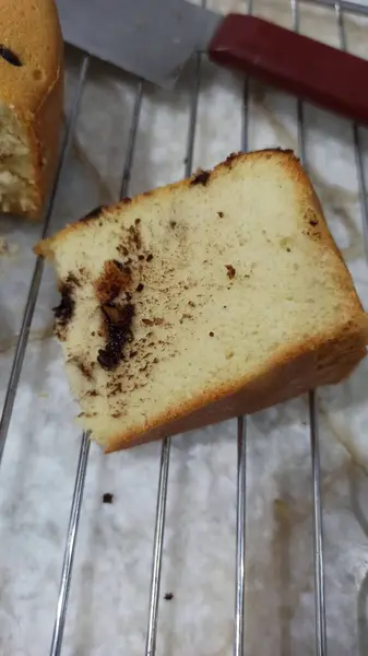 Kue Diiris Dengan Keripik Coklat Rak Pendingin Dapur — Stok Foto