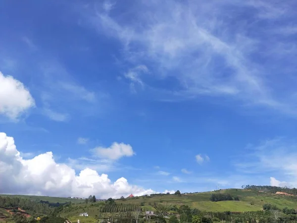 Maisema Vihreät Kukkulat Sininen Taivas Valkoiset Pilvet Indonesia — kuvapankkivalokuva