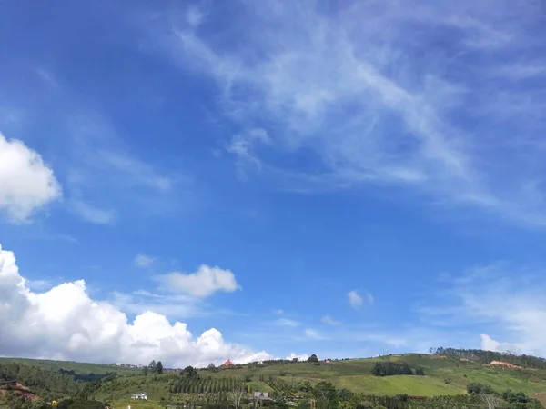 Tájkép Zöld Dombok Kék Fehér Felhők Indonézia — Stock Fotó