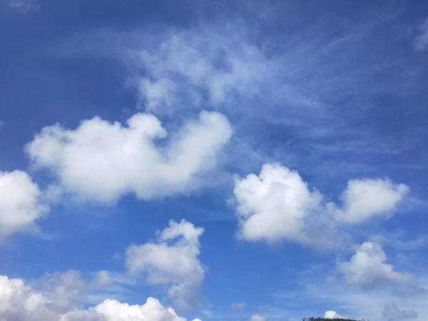 Arka Plan Olarak Küçük Bulutlu Mavi Gökyüzü Veya Duvar Kağıdı — Stok fotoğraf