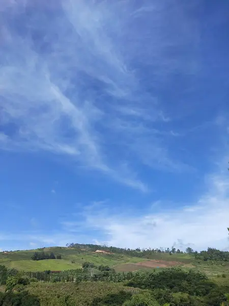 インドネシア 白雲の緑の丘と青空の風景 — ストック写真