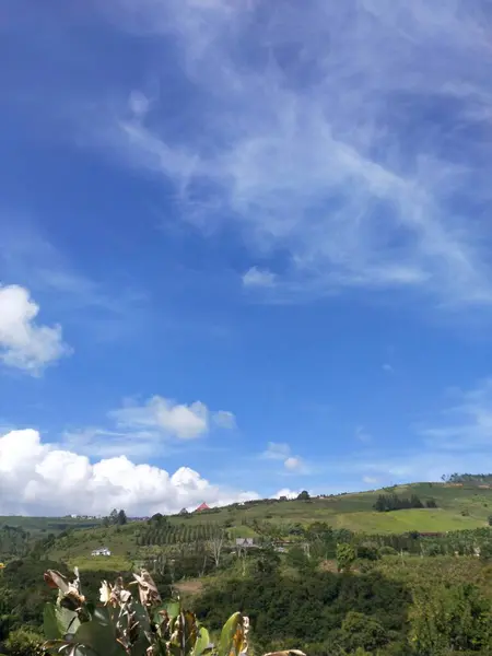 Paesaggio Verdi Colline Cielo Blu Con Nuvole Bianche Indonesia — Foto Stock