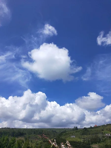 Cielo Azul Con Pequeño Paisaje Nublado Como Fondo Fondo Pantalla —  Fotos de Stock