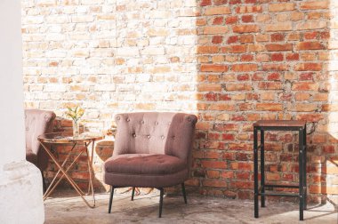 Tuğla duvar arkaplanı olan bir kafede klasik sandalye, stok fotoğrafı.