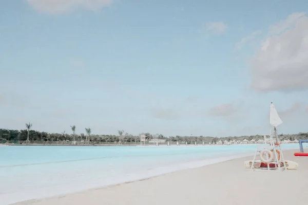White Sand Beach Umbrellas Sunbeds Tropical Resort — Stock Photo, Image