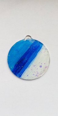 Beyaz arka planda akrilik kolye ile boyanmış renkli bir el resmi, yakın plan fotoğrafı. 