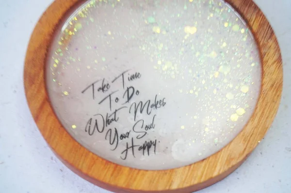 Siyah metinli beyaz bir reçine tabakasının yakın plan görüntüsü.