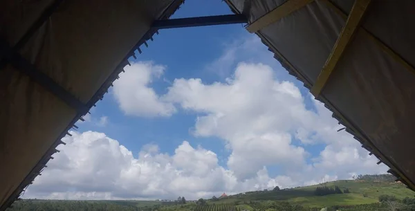Tenda Con Cielo Azzurro Nuvole Bianche Montagna Vista Dall Interno — Foto Stock