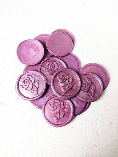 Düğün davetiyesi dekorasyonu için renkli balmumu madeni para yakın çekim ya da bir mektup için klasik görünüm. Üst görünüm.