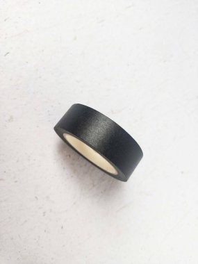 Siyah kağıt washi bandı beyaz arka planda rulo