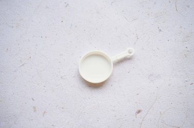 Beyaz arkaplan, üst görünüm ve metin için kopyalama alanı üzerine minyatür mutfak gereçleri