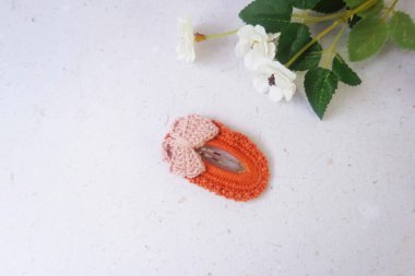 Gri arkaplanda güzel saç tokası