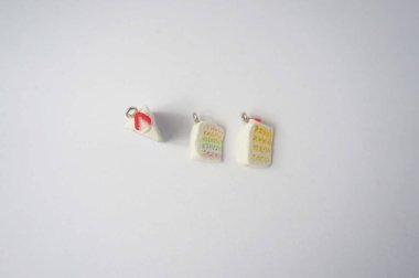 Beyaz bir arka planda izole edilmiş çekici kek minyatürü. en üstteki görünüm.