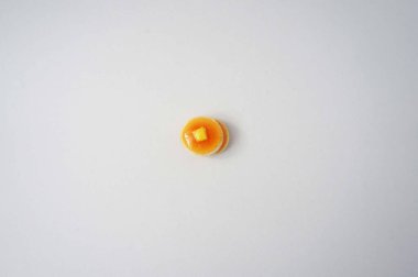 Akçaağaç şurubu ve beyaz yüzeyden alınmış tereyağlı minyatür gözleme. Üst görünüm.