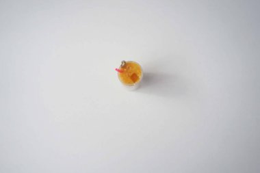 Beyaz arkaplanda minyatür buzlu latte.