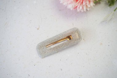 Beyaz arka planda, çiçekli renkli saç tokaları. Üst görünüm.