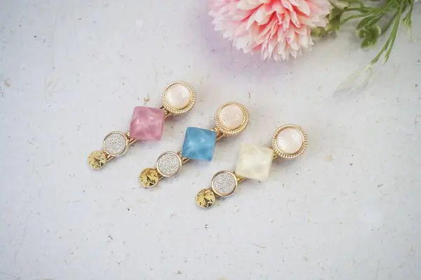 Beyaz arka planda, çiçekli renkli saç tokaları. Üst görünüm.