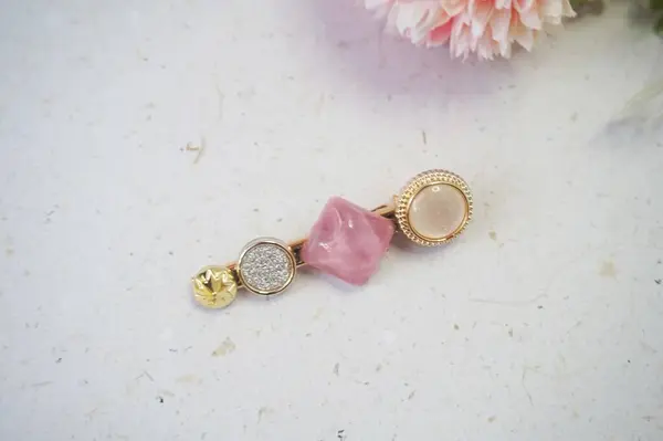 Beyaz arka planda, çiçekli renkli saç tokaları. Üst görünüm.