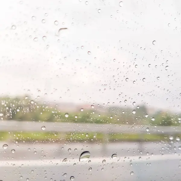 Arka planda kasvetli gökyüzü ve arka planda birkaç bulut