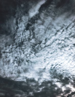 Gökyüzünde koyu bulutlar, soyut arkaplan