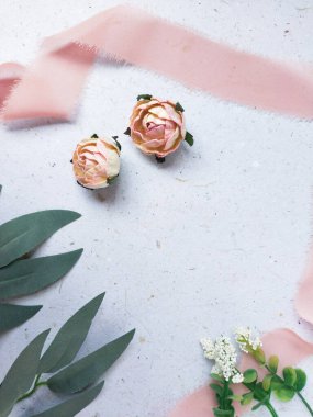 Beyaz arka planda güller ve okaliptüsler.