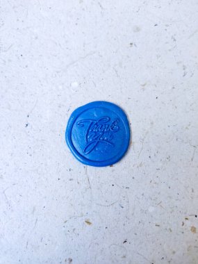 Mavi arka planda mavi köpek pençesi izole