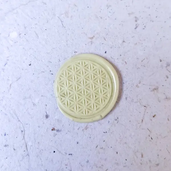 Yuvarlak metal düğmeye beyaz arkaplan ile yakın plan