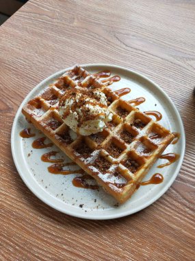 Vanilyalı dondurma ve karamel soslu lezzetli waffle.