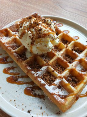 Vanilyalı dondurma ve karamel soslu lezzetli waffle.