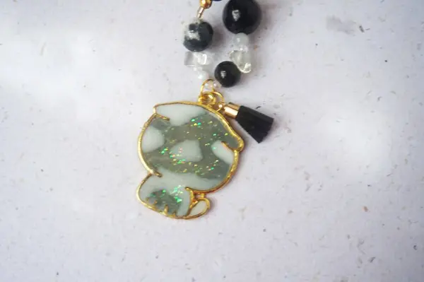 Alaşımdan, reçineden ve çamurdan yapılmış güzel bir altın anahtarlık.