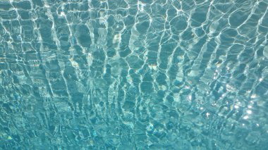 Dalgalanmalar ve dalgalanmalarla su yüzeyi