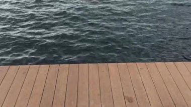Deniz ve okyanus beyaz dalgalarla