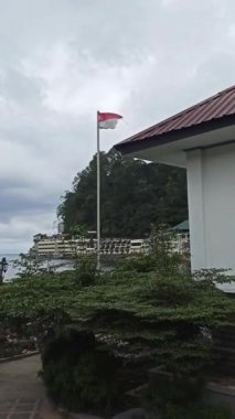 Endonezya bayrağı Bir gölün yanında rüzgarlı bir günde